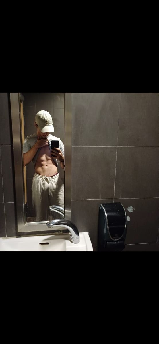 Reyad - Site gay gratuit à Yvonand Profil de Reyad, 23 ans, Site gay gratuit à Yvonand (Vaud)