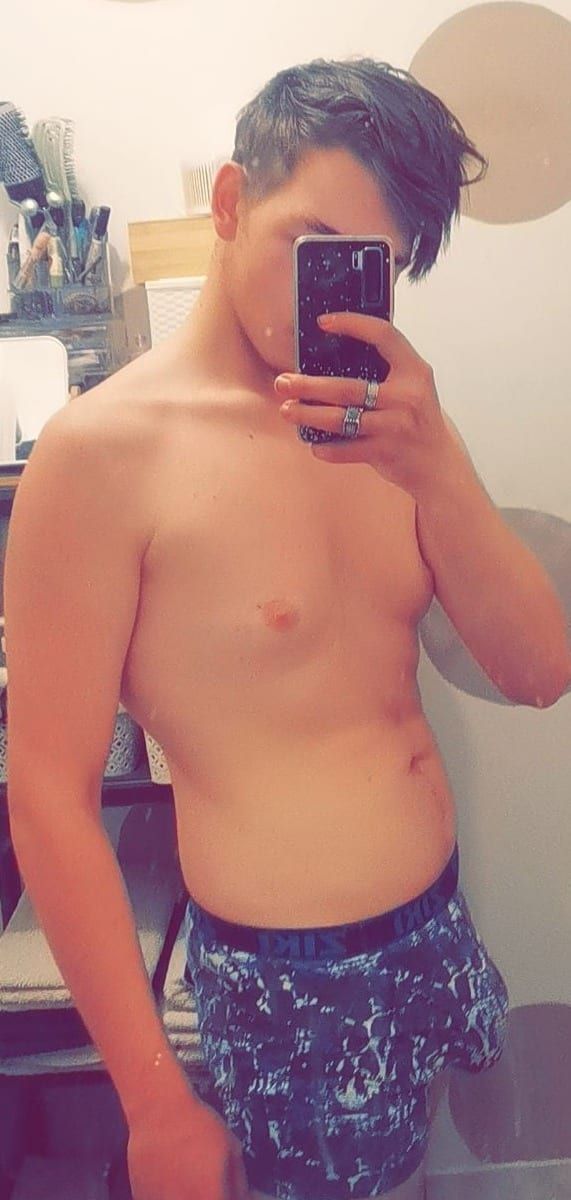 Lyonel - Site gay gratuit à Lippoldswilen Profil de Lyonel, 28 ans, Site gay gratuit à Lippoldswilen (Thurgovie)