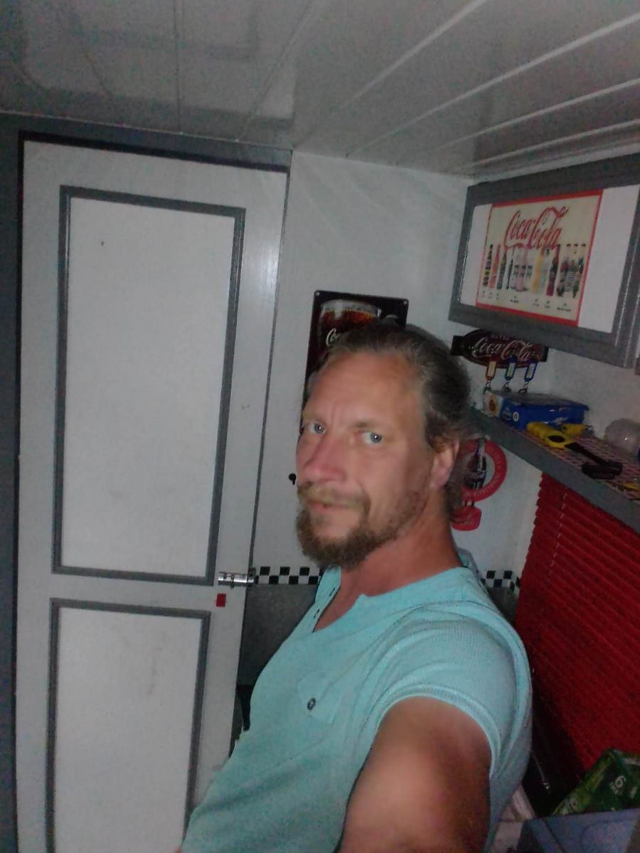 Donald - Site gay gratuit à Sarnen Profil de Donald, 44 ans, Site gay gratuit à Sarnen (Obwald)