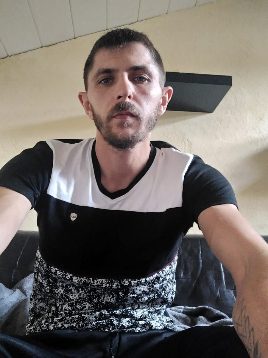 Jasser - Site gay gratuit à Galmiz Profil de Jasser, 37 ans, Site gay gratuit à Galmiz (Fribourg)