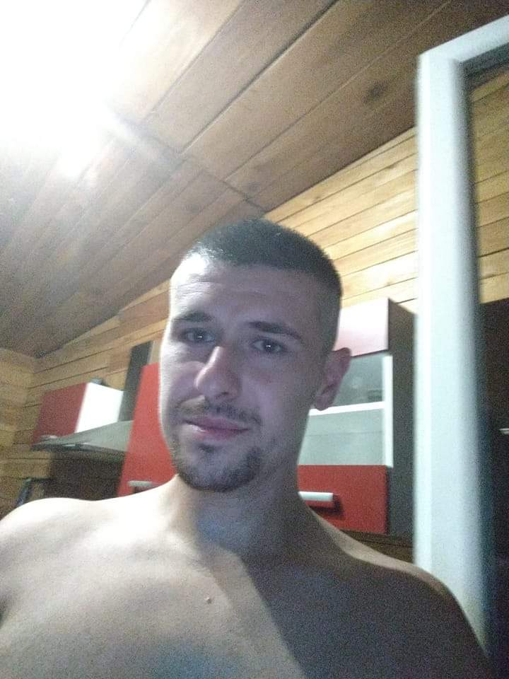 Jhonatan - Site gay gratuit à Zoug Profil de Jhonatan, 33 ans, Site gay gratuit à Zoug (Zoug)