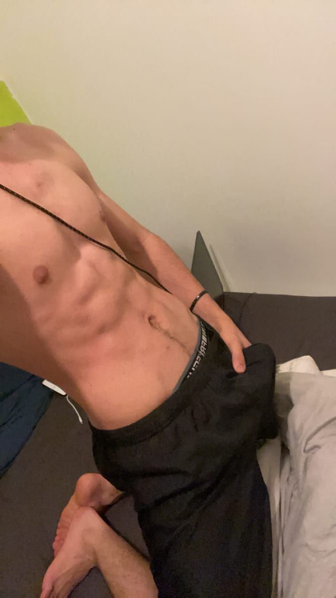 Dragoslav - Site gay gratuit à Zunzgen Profil de Dragoslav, 31 ans, Site gay gratuit à Zunzgen (Bâle-Campagne)