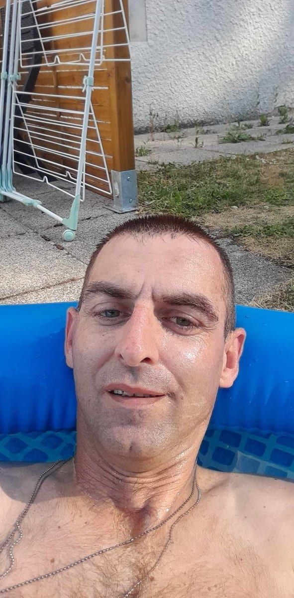 Ashkan - Site gay gratuit à Weissbad Profil de Ashkan, 33 ans, Site gay gratuit à Weissbad (Appenzell Rhodes-Intérieures)
