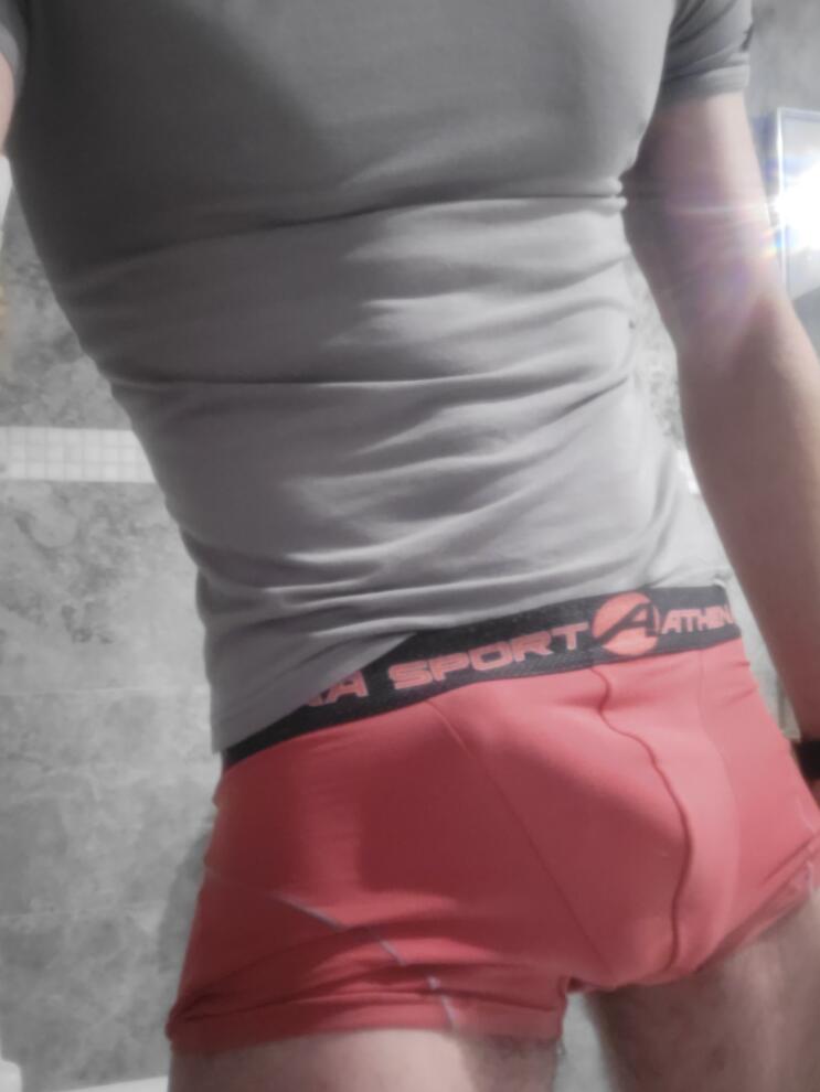 Eban - Site gay gratuit à Wangen SZ Profil de Eban, 23 ans, Site gay gratuit à Wangen SZ (Schwytz)