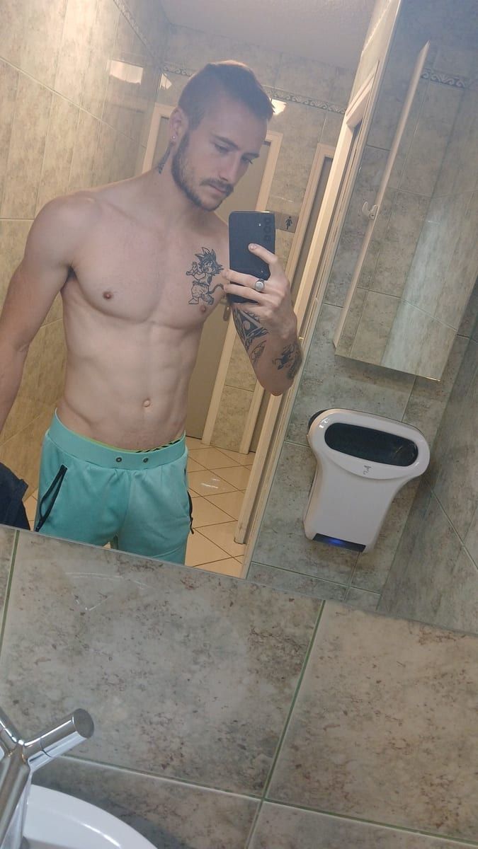 Shiloh - Site gay gratuit à Wolfenschiessen Profil de Shiloh, 32 ans, Site gay gratuit à Wolfenschiessen (Nidwald)