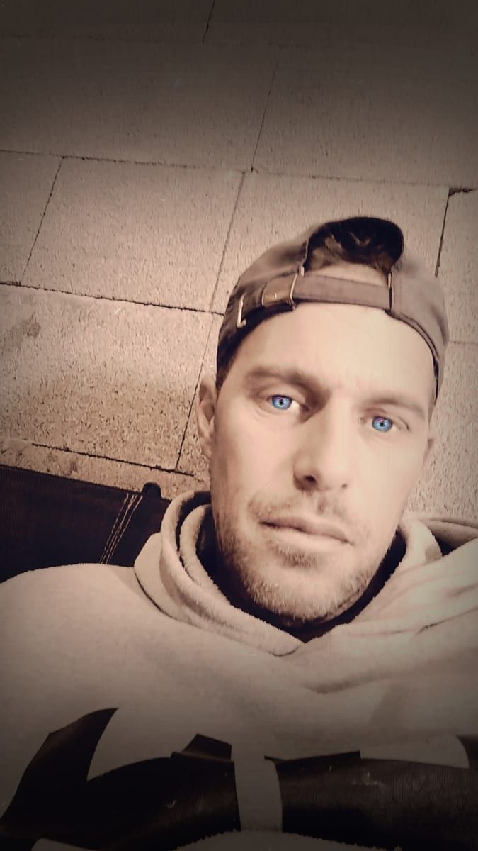 Ernest - Site gay gratuit à Yens Profil de Ernest, 33 ans, Site gay gratuit à Yens (Vaud)